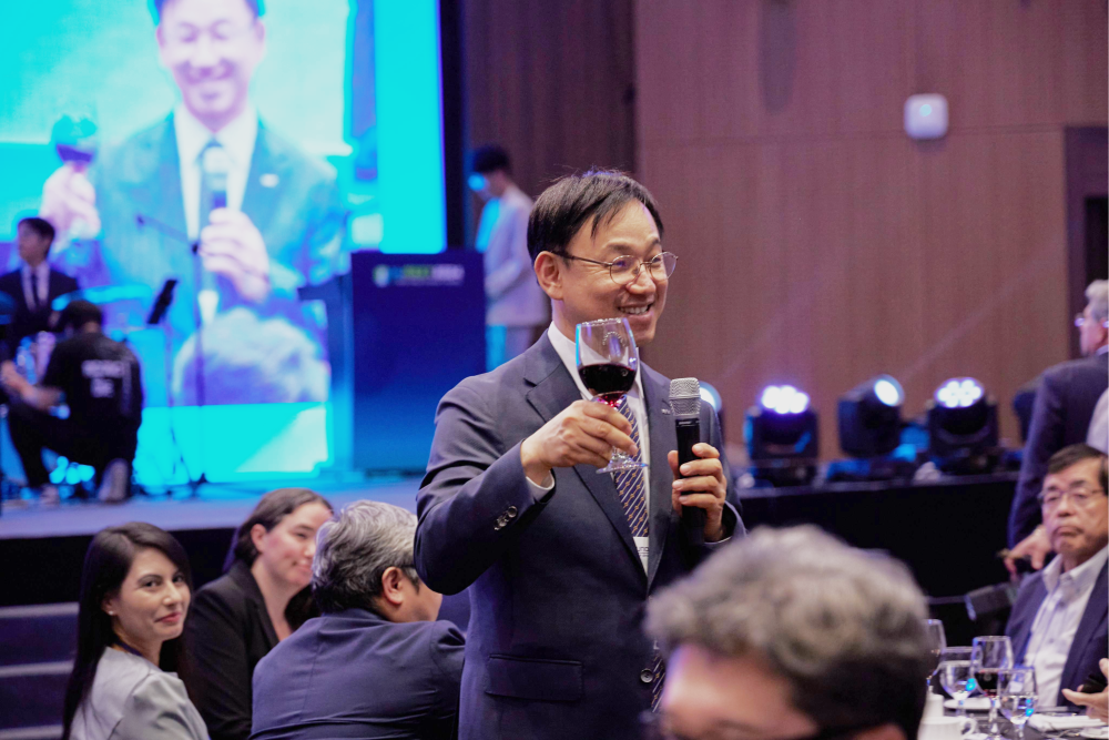 3. 갈라디너_미디움샷_건배사하는 사람_저용량.png